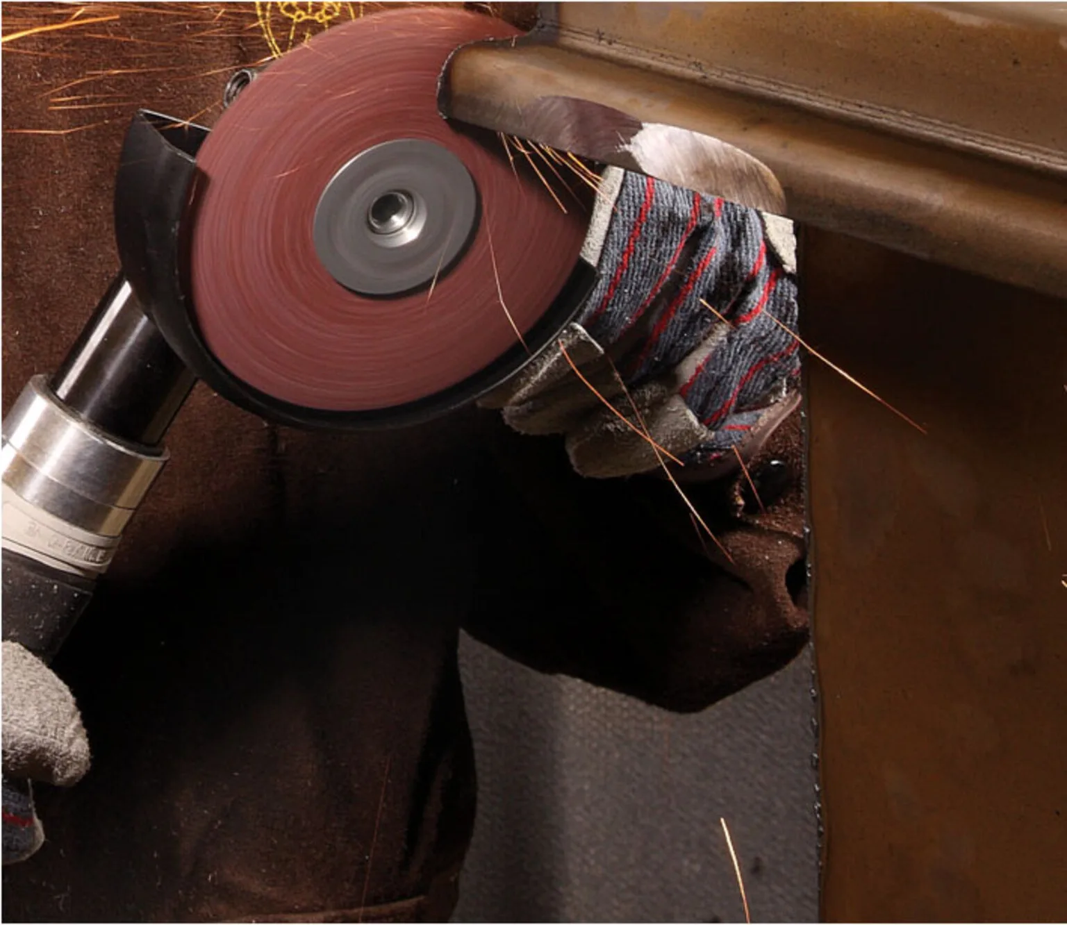 Disques à fibres de différents grains sur un plateau de support