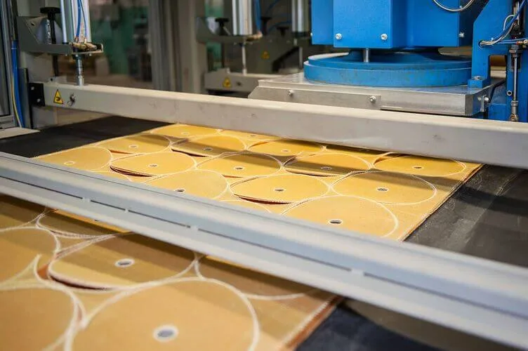 Corte de malla de vidrio de refuerzo en una prensa automática NovoAbrasive