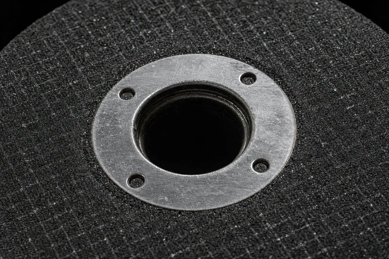 Gros plan sur l'anneau de renfort métallique du trou de fixation du disque de coupe NovoAbrasive