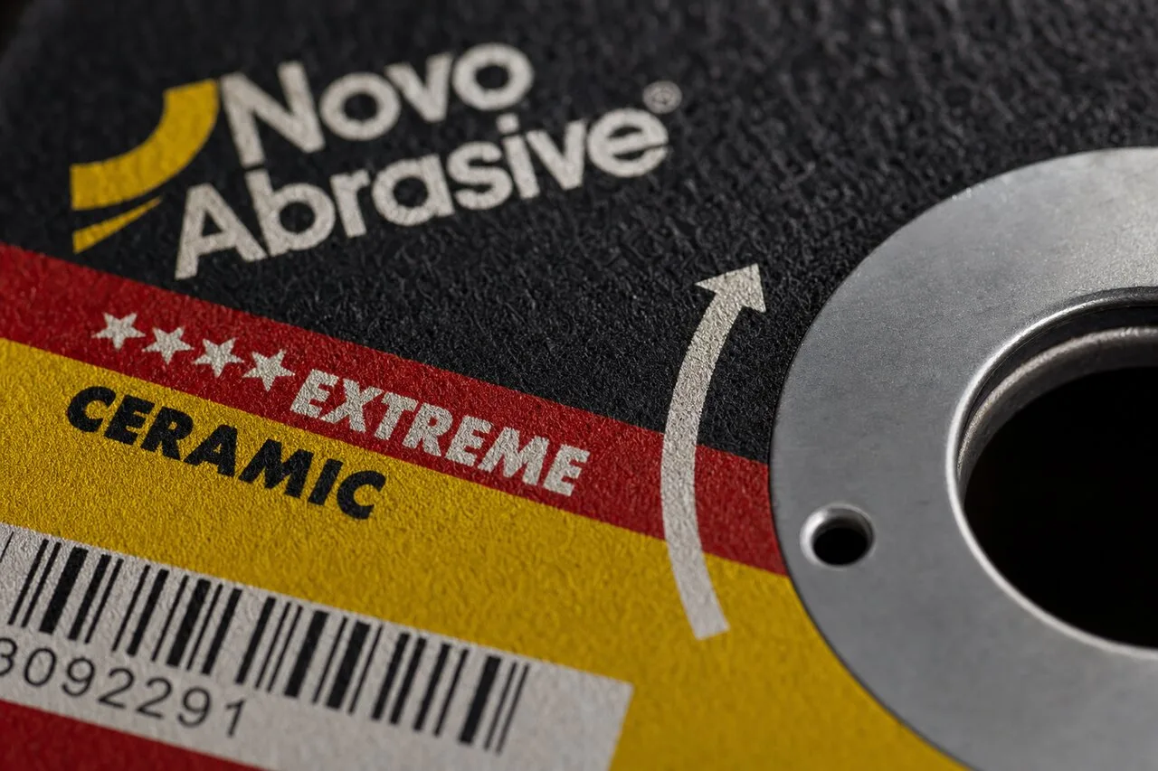 Gros plan sur la flèche indiquant le sens de rotation du disque de coupe NovoAbrasive Extreme