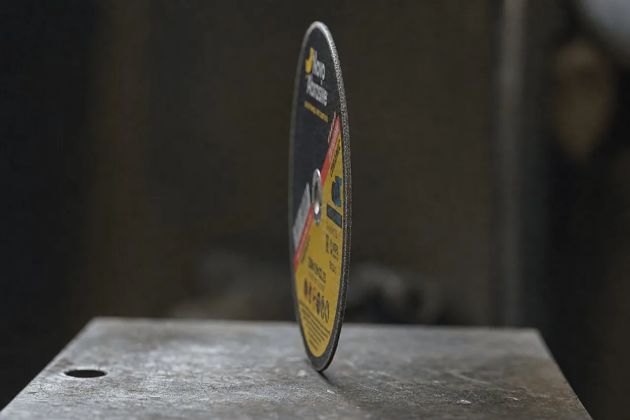 Тонкий відрізний круг NovoAbrasive на ребрі — видно тонкий профіль диска
