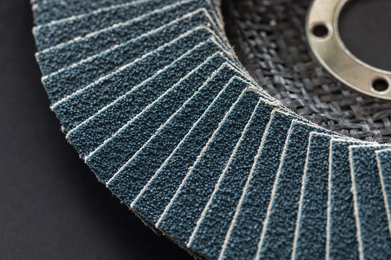 Пелюстковий круг NovoAbrasive крупним планом — перекриваючі пелюстки шліфувальної шкурки навколо маточини